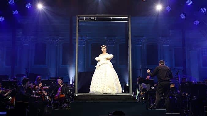 Szenenbild aus "Elisabeth - Das Musical" vor Schloß Schönbrunn